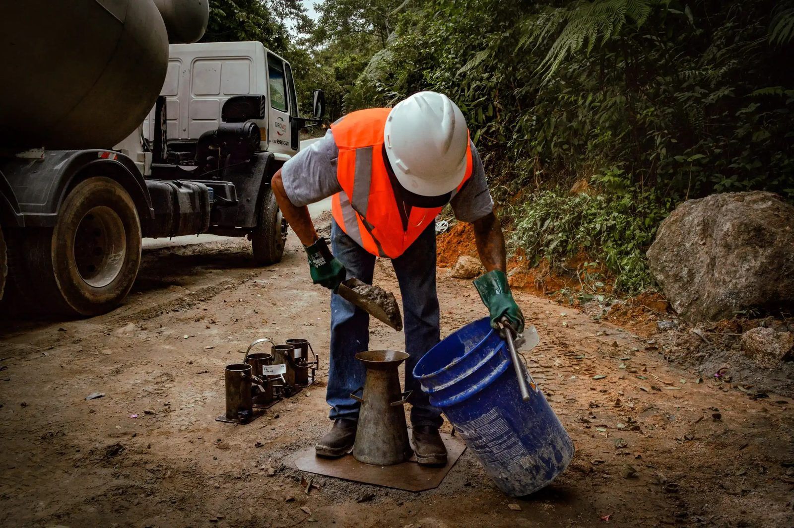 Coleta de amostra de concreto na descarga do caminhão betoneira
