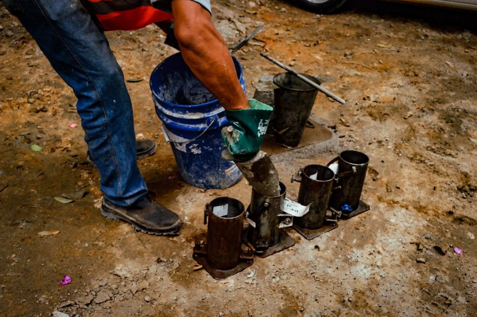 Preenchimento dos moldes de corpo de prova com o concreto coletado na obra