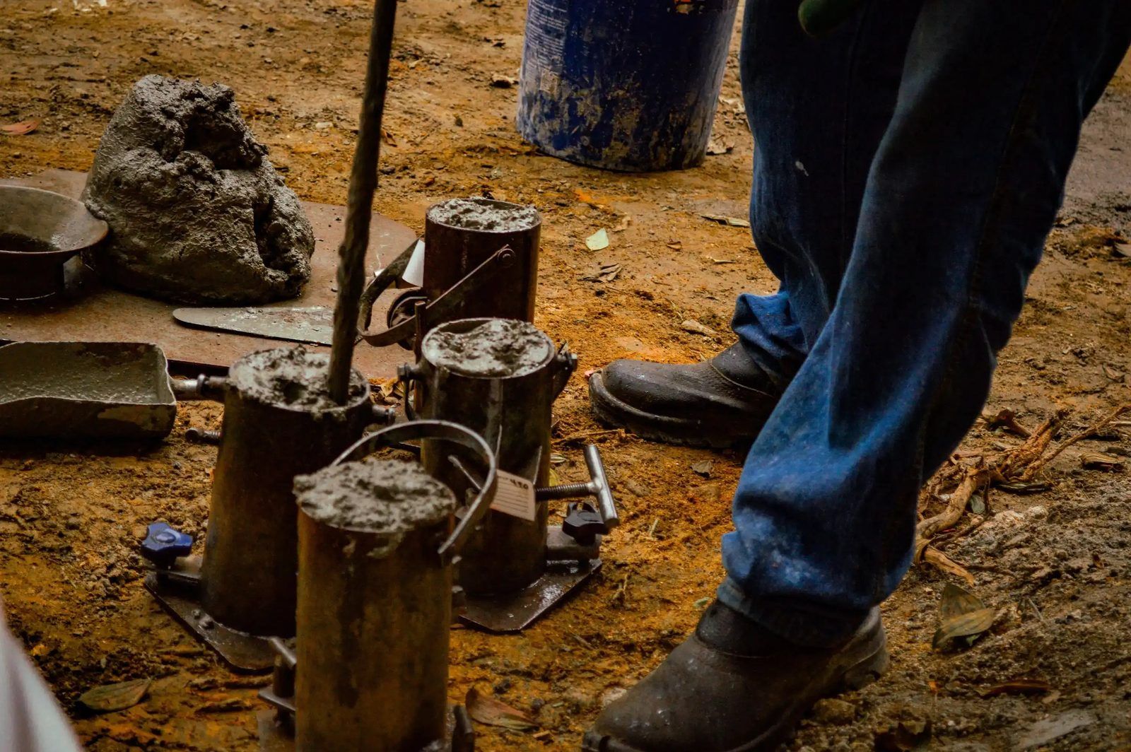 Corpos de prova de concreto sobre a placa no canteiro de obra